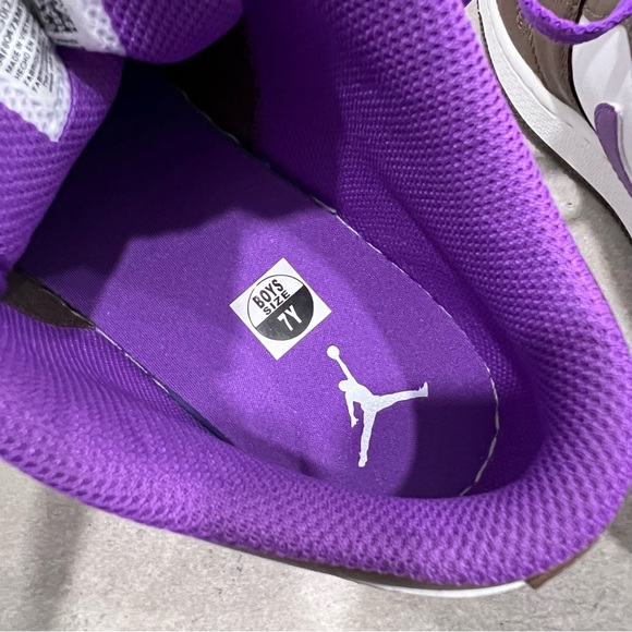 NIB AIR JORDAN 1 Low (GS) - Picture 7 of 9